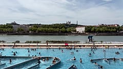Una piscina en el centro de Lyon, Francia, el martes 25 de junio de 2019. 