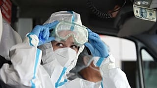 Сотрудница медицинской службы в Бишкеке