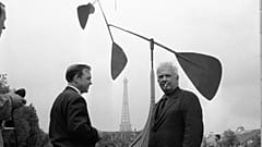 الفنان الأميركي ألكسندر كالدر وعمله الفني من أمام اليونسكو في باريس 1958. 