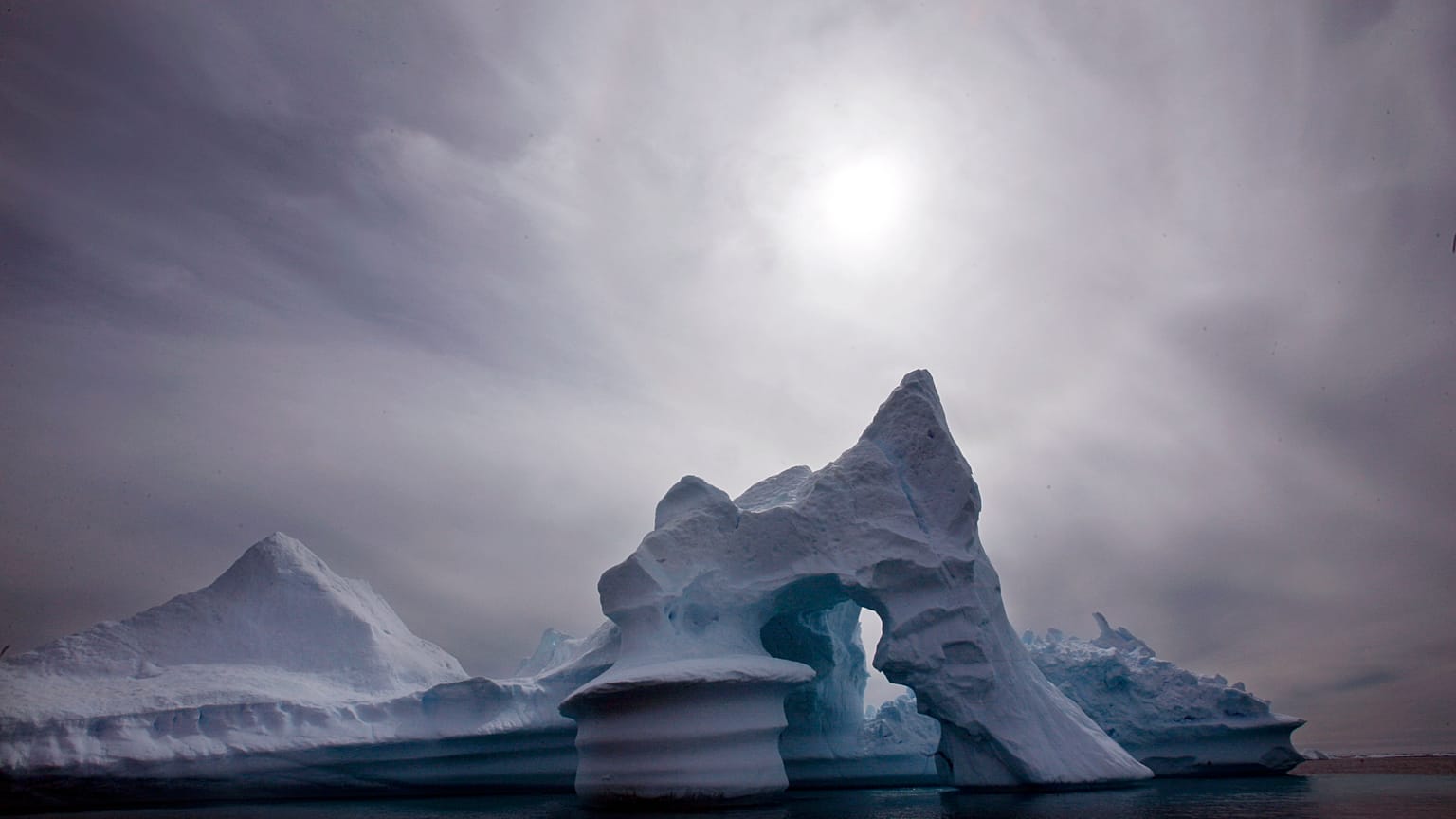 Un iceberg au large de l'île d'Ammassalik dans l'est du Groenland (Juillet 2007)