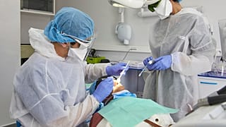 Covid-19 salgını sırasında diş hekimine gitmek güvenli mi?