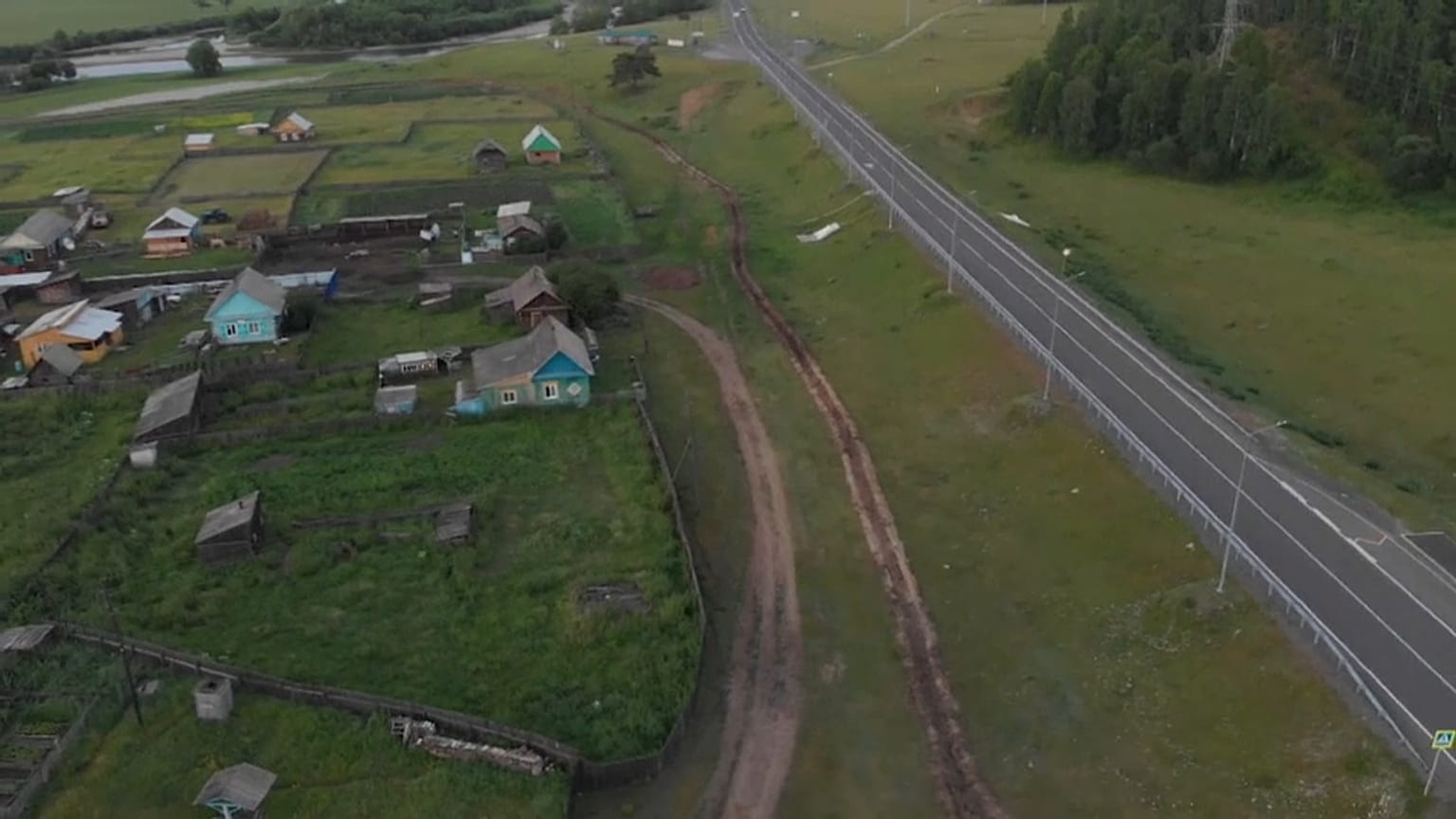 Des tranchées autour d'un village en Sibérie