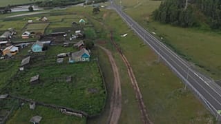 Des tranchées autour d'un village en Sibérie