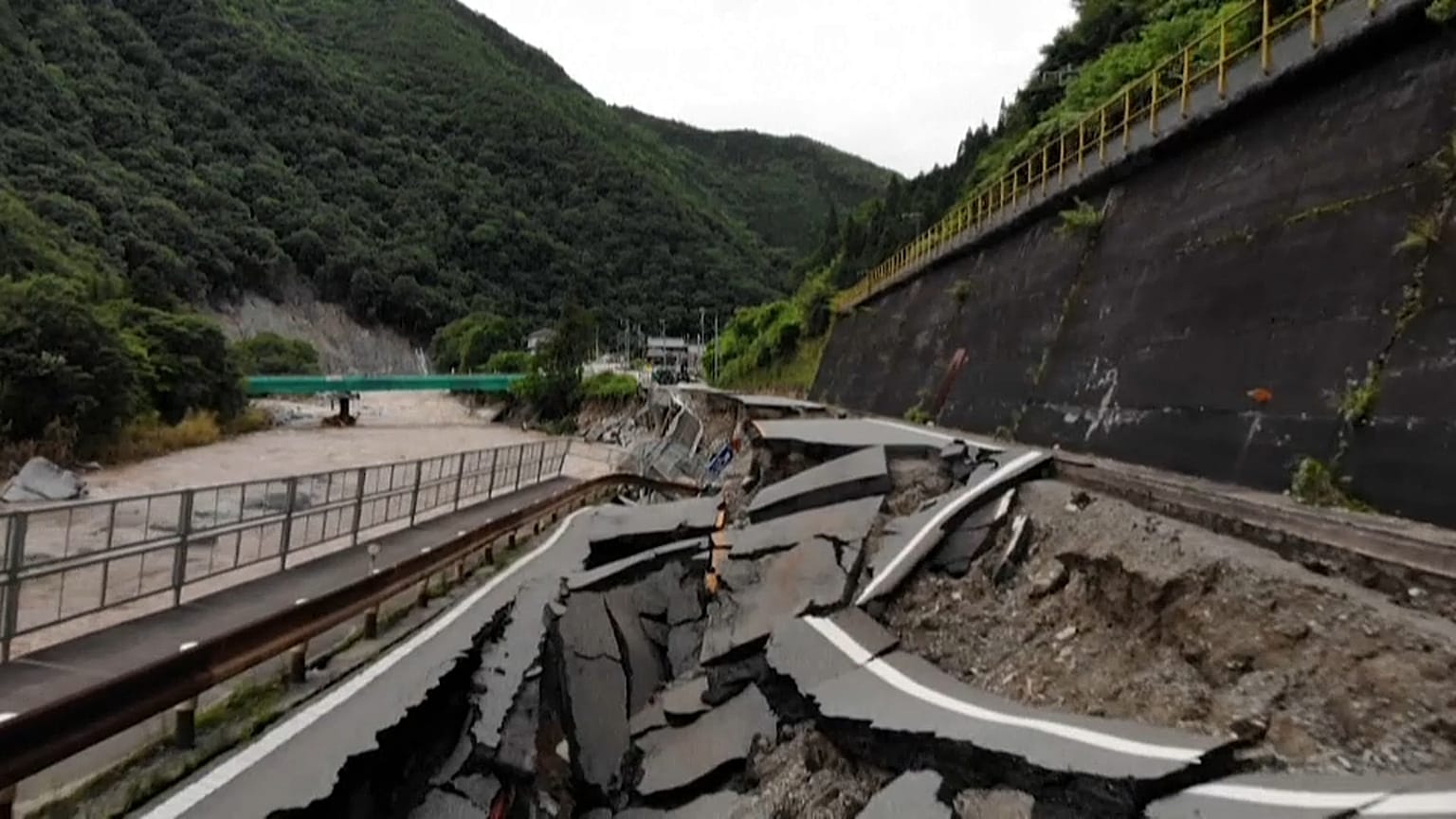 Mau tempo provoca estragos no Japão