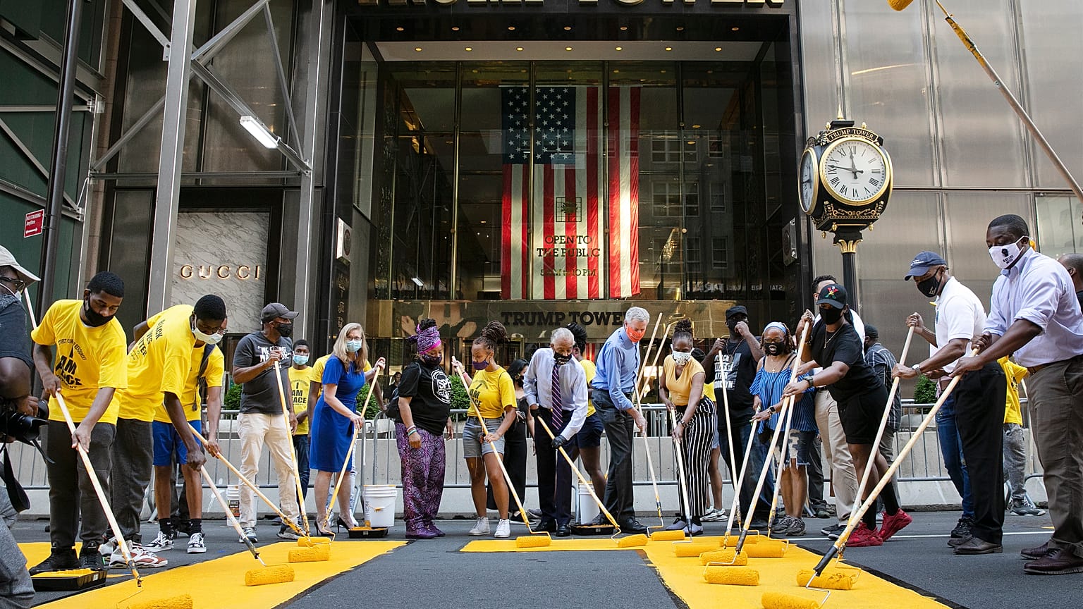 "Black lives matter" davanti alla Trump Tower: la sfida del sindaco di New York, de Blasio