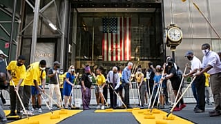 "Black lives matter" davanti alla Trump Tower: la sfida del sindaco di New York, de Blasio