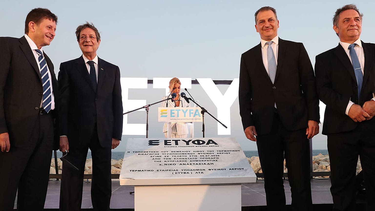 Ο Νίκος Αναστασιάδης τοποθετεί τον θεμέλιο λίθο