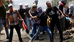 فلسطينيون يرمون القوات الإسرائيلية بالحجارة  قرب نابلس خلال الاحتجاج ضد ضم أجزاء من الضفة الغربية - 2020/07/03