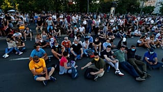 Manifestation pacifique devant le parlement serbe à Belgrade 