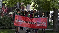  Chicago'daki Amerikan Yerlileri Derneği üyeleri yeni merkez binalarına yürürken