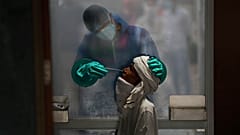 Entnahme einer Probe zur Testung auf Covid-19 in Indien 