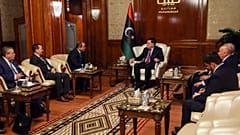 رئيس وزراء حكومة الوفاق الليبي المعترف بها من قبل الأمم المتحدة فايز السراج ووزير الخارجية الجزائري صبري بوقادوم