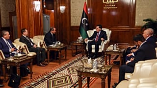 رئيس وزراء حكومة الوفاق الليبي المعترف بها من قبل الأمم المتحدة فايز السراج ووزير الخارجية الجزائري صبري بوقادوم