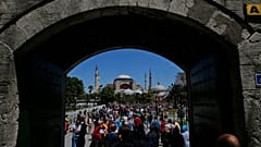 Danıştay kararı sonrası Ayasofya önüne sevinç gösterisi, Erdoğan kararnameyi imzaladı