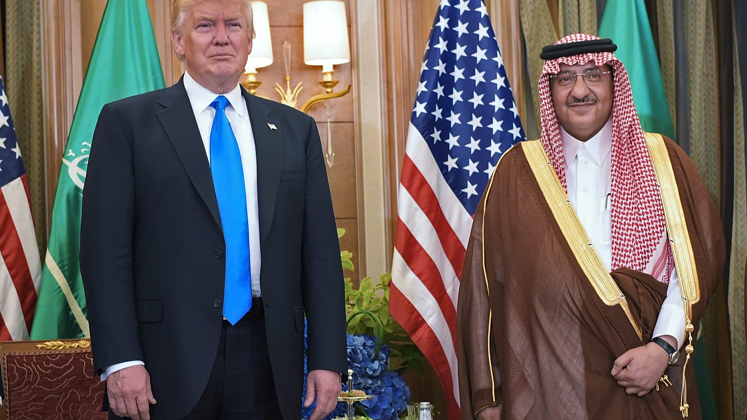 الرئيس الأمريكي دونالد ترامب وولي العهد السعودي السابق محمد بن نايف 