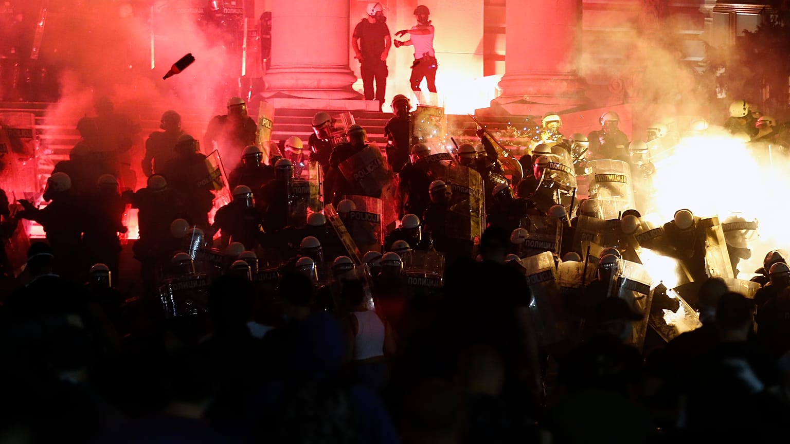 Cuarta noche de tensión y protestas antigubernamentales en Serbia