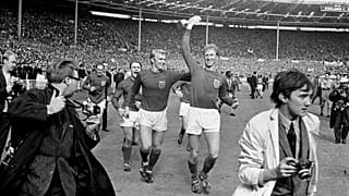 Jack Charlton sostiene el trofeo de ganador de la copa del mundo tras ganar la victoria de Inglaterra sobre Alemania por 4-0 en Wembley en 1966