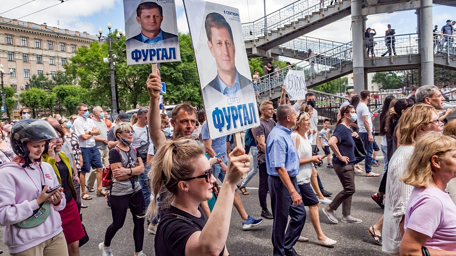 Des manifestants tiennent des portraits du gouverneur Sergueï Fourgal lors de la manifestation du 11 juillet 2020, Khabarovsk, Russie