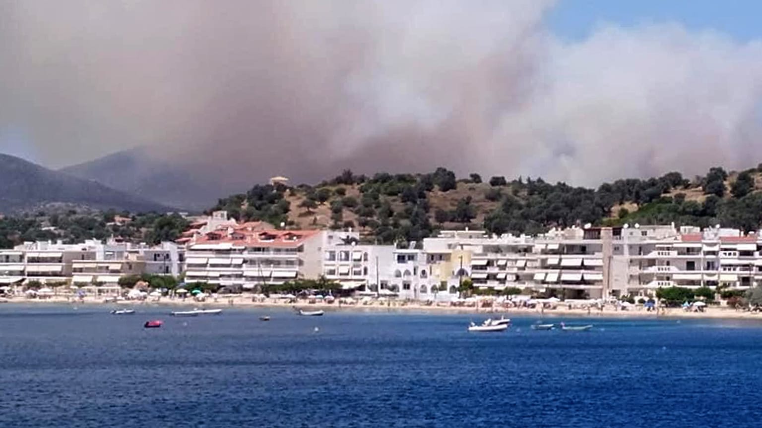 Εκκενώθηκε προληπτικά οικισμός στην Κάρυστο λόγω πυρκαγιάς