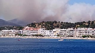 Εκκενώθηκε προληπτικά οικισμός στην Κάρυστο λόγω πυρκαγιάς