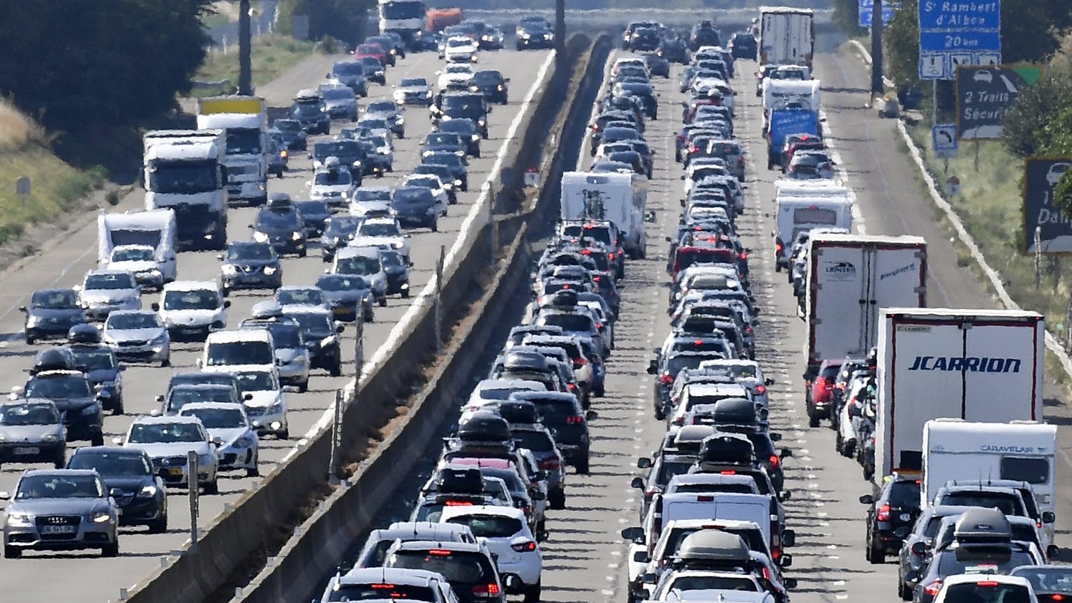 Archive - Des embouteillages sur l'A7 près de Vienne en France, 4 août 2018