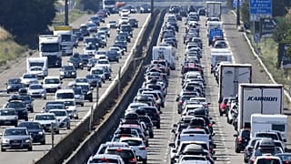 Archive - Des embouteillages sur l'A7 près de Vienne en France, 4 août 2018