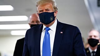 Donald Trump porte un masque pour la première fois en public