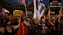 Manifestantes de máscara e sem distanciamento social em protesto em Israel