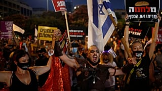 Manifestantes de máscara e sem distanciamento social em protesto em Israel