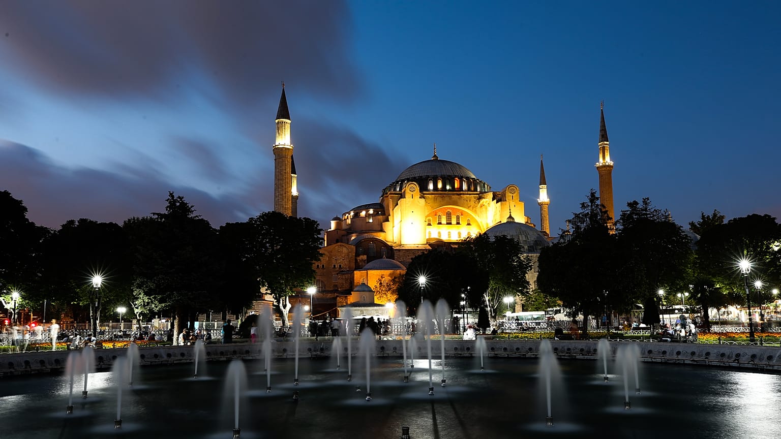 Ayasofya kararına tepkili aşırı sağ Yunan grup Türk bayrağı yaktı