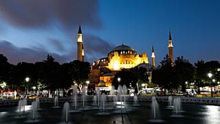Ayasofya kararına tepkili aşırı sağ Yunan grup Türk bayrağı yaktı