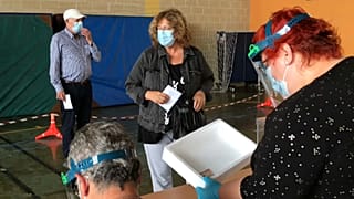 Neve Cando es presidenta de mesa en un colegio electoral de Burela