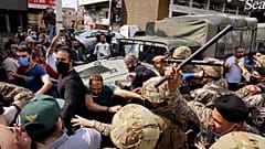 خلال مواجهة بين عناصر الجيش والمتظاهرين في زوق مصبح (جبل لبنان) في نيسان/أبريل الماضي 
