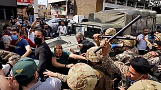 خلال مواجهة بين عناصر الجيش والمتظاهرين في زوق مصبح (جبل لبنان) في نيسان/أبريل الماضي 