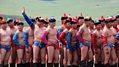 Участники состязания по монгольской борьбе
