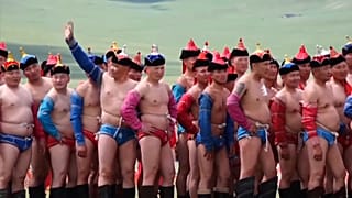 Участники состязания по монгольской борьбе