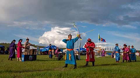 Reiten, Ringen, Bogenschießen: Die Mongolei feiert das Naadam-Fest