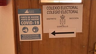 Punto de higiene en un colegio electoral de Galicia