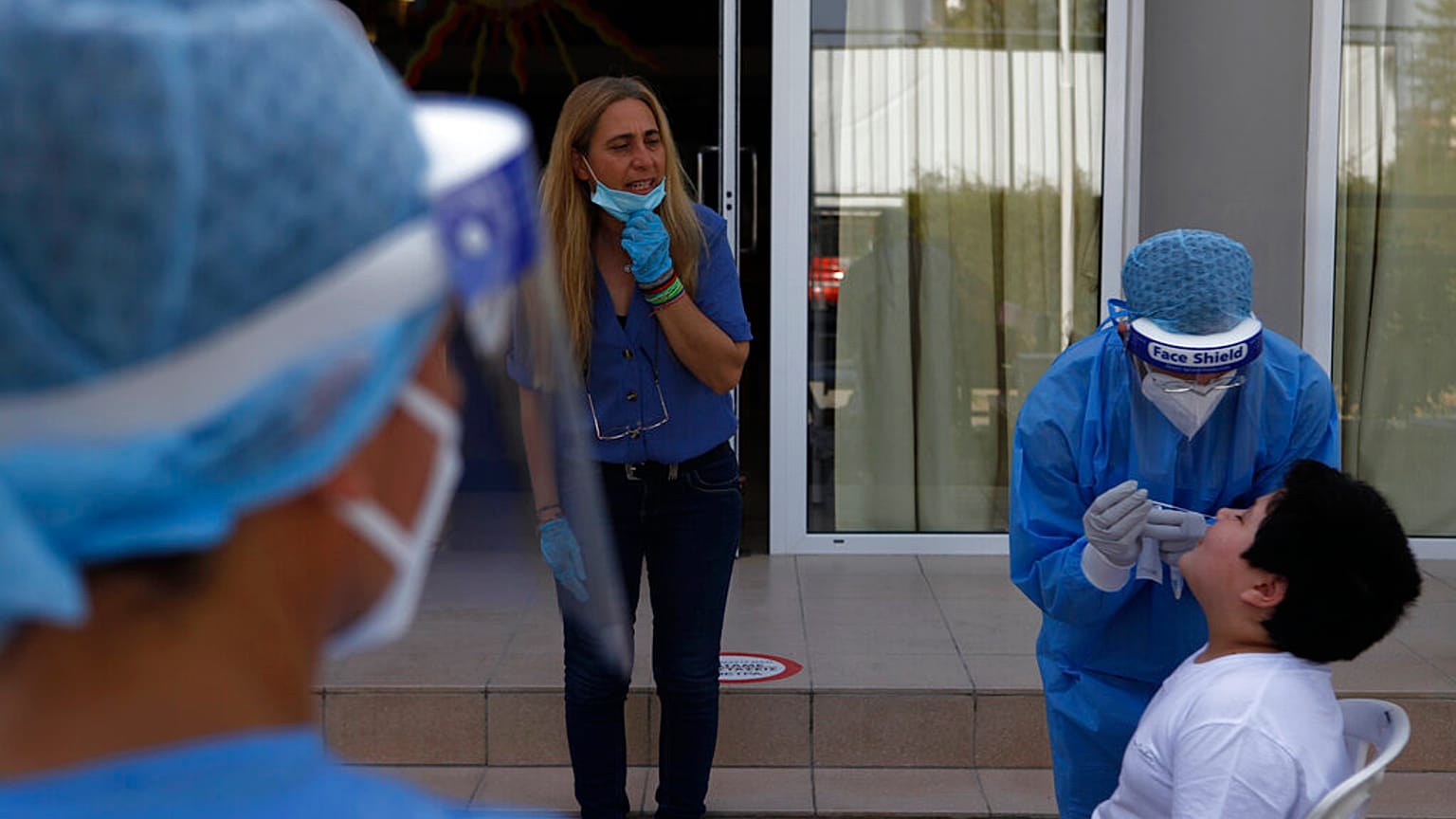 Λήψη δείγματος για κορωνοϊό από ανήλικο στην Κύπρο