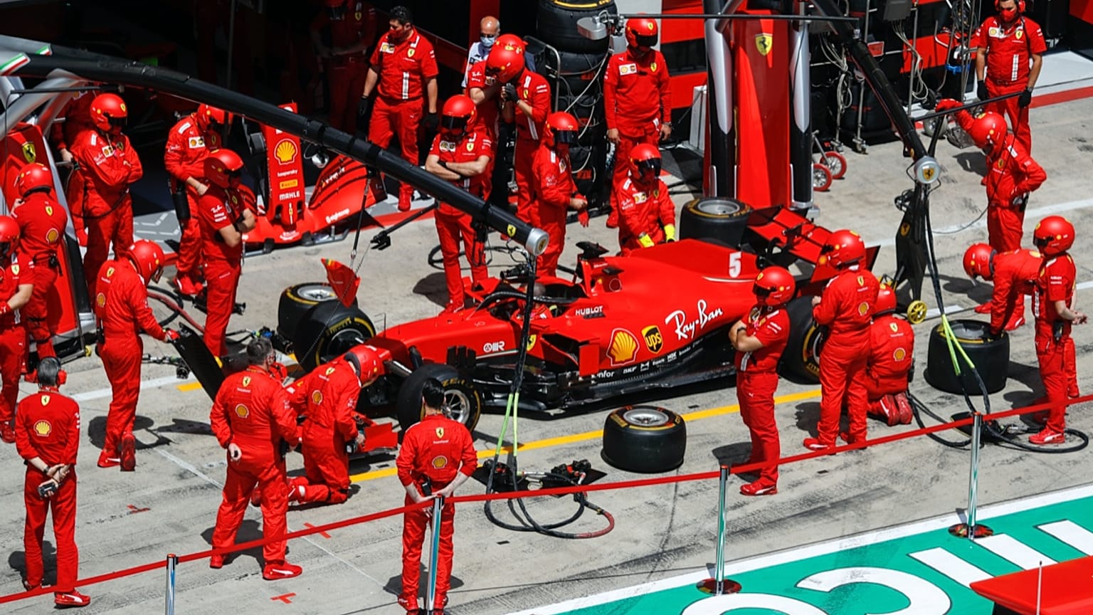 Ferrari ekibi kaza yapan Vettel'in aracını tamir etmek için uğraşsa da Alman pilot yarışa geri dönemedi