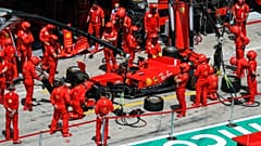 Ferrari ekibi kaza yapan Vettel'in aracını tamir etmek için uğraşsa da Alman pilot yarışa geri dönemedi