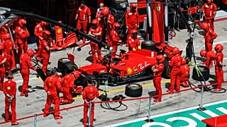 Ferrari ekibi kaza yapan Vettel'in aracını tamir etmek için uğraşsa da Alman pilot yarışa geri dönemedi