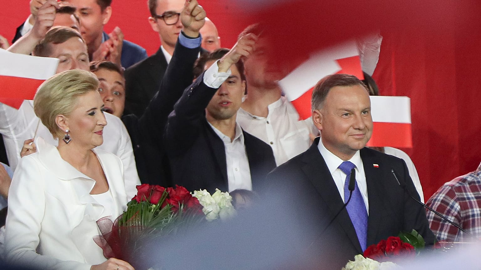 Verfrühter Jubel? Andrzej Duda und seine Frau Agata Kornhauser-Duda vor AnhängerInnen in Pultusk