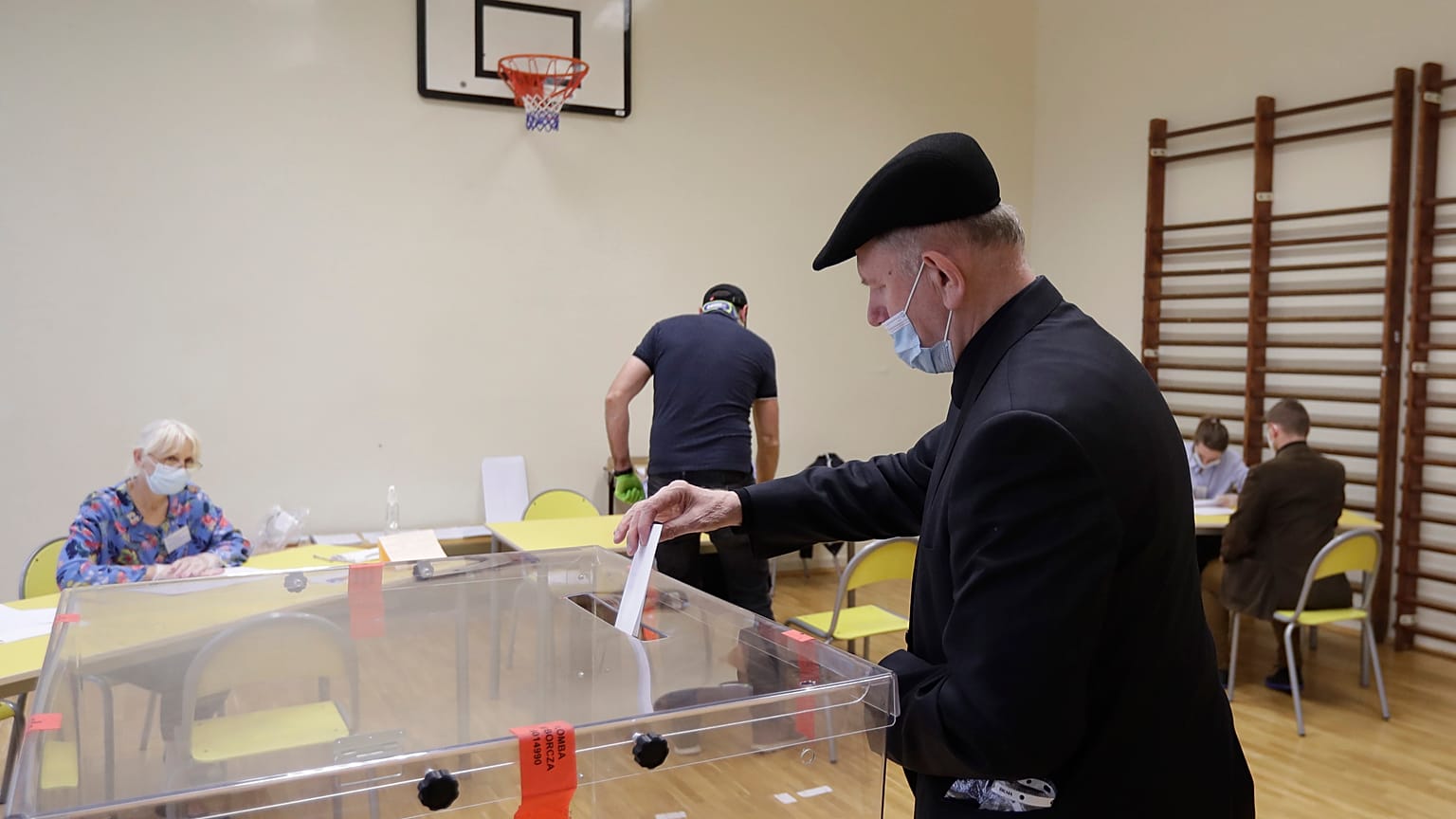 Θρίλερ δείχνει το exit poll στην Πολωνία