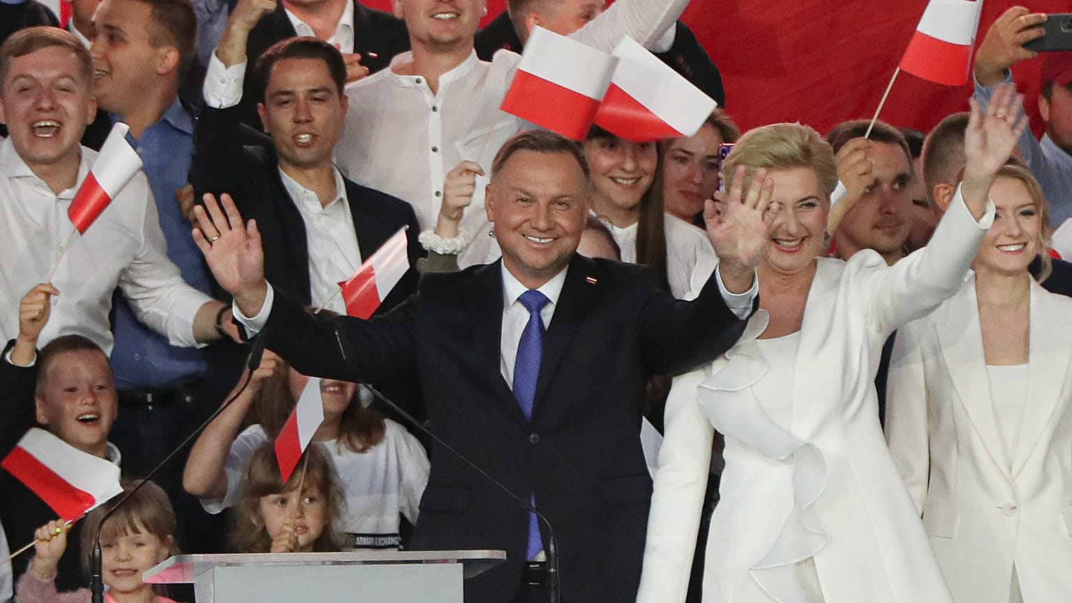 Polonya'da düzenlenen cumhurbaşkanlığı seçimlerinin ikinci turunda, sandık çıkışı anketlerine göre, mevcut Cumhurbaşkanı Andrej Duda yüzde 50,4 oy ile yeniden seçildi.