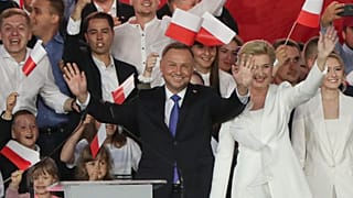Polonya'da düzenlenen cumhurbaşkanlığı seçimlerinin ikinci turunda, sandık çıkışı anketlerine göre, mevcut Cumhurbaşkanı Andrej Duda yüzde 50,4 oy ile yeniden seçildi.