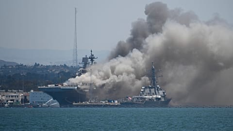 Rauch steigt auf über dem Deck der USS Bonhomme Richard an den Docks von San Diego. 