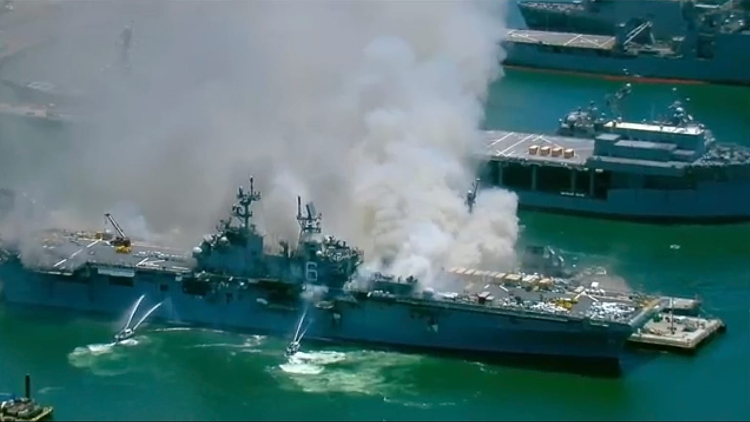 Incêndio em navio de guerra norte-americano faz 21 feridos