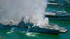 Kriegsschiff steht in Flammen 