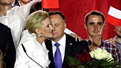 Andrzej Duda é abraçado pela mulher Agata Kornhauser-Duda